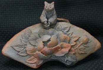 水谷満 作 牡丹の花入れ 猫の焼き物たち 皿や器や招き猫の画像