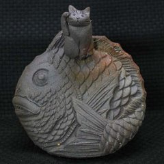 水谷満 作 鯛の花入れ 猫の焼き物たち 皿や器や招き猫の画像