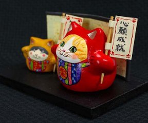 福招き猫だるま　河辺花衣 作画像