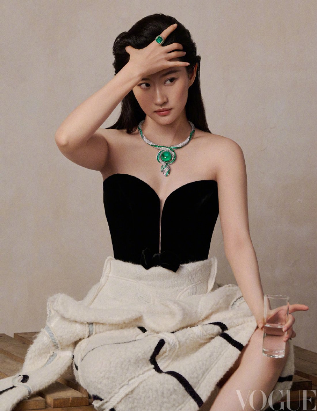 リウイーフェイ メール便送料無料】雑誌/ 服飾與美容Vogue 2024年9月刊 中国版 劉亦菲（リウ・イーフェイ）：表紙！記事掲載！ ヴォーグ  中国雑誌(CMM-9771671010247-09)|創作品モール あるる