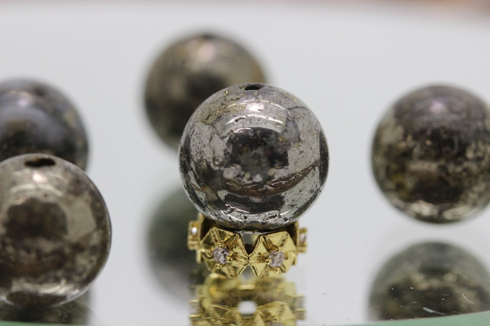 富豪が愛した黄金の護符 ― ゴールデンパイライト 約12mm 粒売り｜金運 