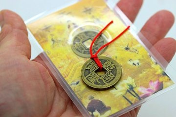 金運 財運アップ!お金の苦労をしない! 中国風水 古銭 フクロウの羽入り 護符 風水お守り 金運開運画像