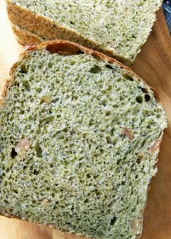 お米入り食パン　モロヘイヤ＆カシューナッツの画像