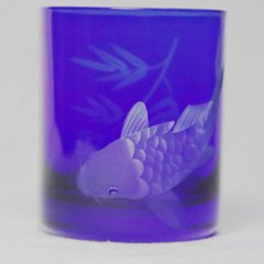 蕨硝子　緑陰の鯉　鯉のロックグラス　被せガラス　瑠璃色の画像