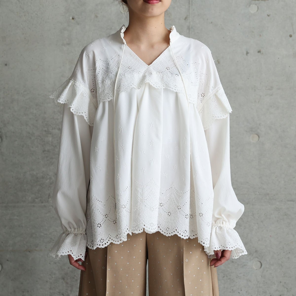 『Stella scallop』 Pullover blouse ECRUの画像