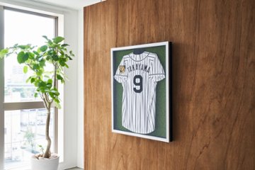 【メーカー直送品】アルナ 前開き式ユニフォームケース UVカットアクリル仕様 ユニフォーム・Tシャツ用額画像