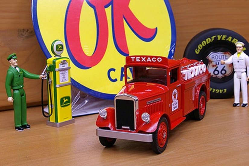 テキサコ オイル ダイキャストミニカー 1943 TEXACO 1/34サイズ T-23 GMC タンカー レッド 貯金箱 アメリカン雑貨画像