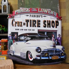 アンティークエンボスプレート Cruz in TIRE SHOP ダイカット インテリア  アメリカン雑貨 ブリキ看板の画像