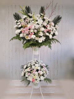 葬儀用スタンド花（2段）の画像