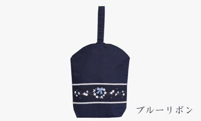 【展示見本品のため50％OFF】手刺繍シューズバッグ　ブルーリボンの画像