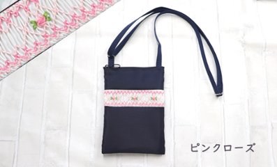 斜め掛け　ショルダーバッグ　(ポシェット）スモッキング刺繍　画像