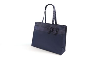 【お受験バッグ】 横型トートバッグ(リボンブローチ付き)｜紺無地｜自立型｜B4サイズ｜の画像