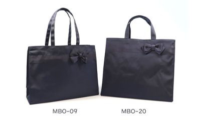 【お受験バッグ】 横型トートバッグ(リボンブローチ付き)｜紺無地｜自立型｜B4サイズ｜画像
