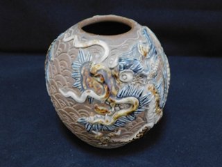 【Secondhand　Goods】明治古琉球焼花瓶（龍）画像