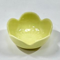 黄釉梅形小付　5.5㎝の画像