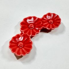 赤釉菊形箸置の画像