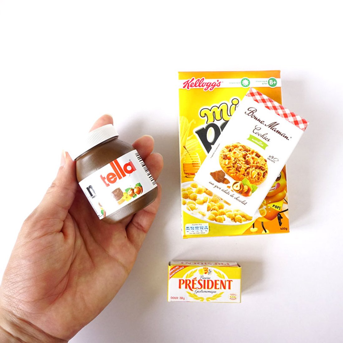完売】ミニチュア食品パッケージがたくさん入った小さなお買い物かごの 