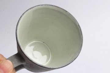 大森健司　黒土マグカップ（中白）画像