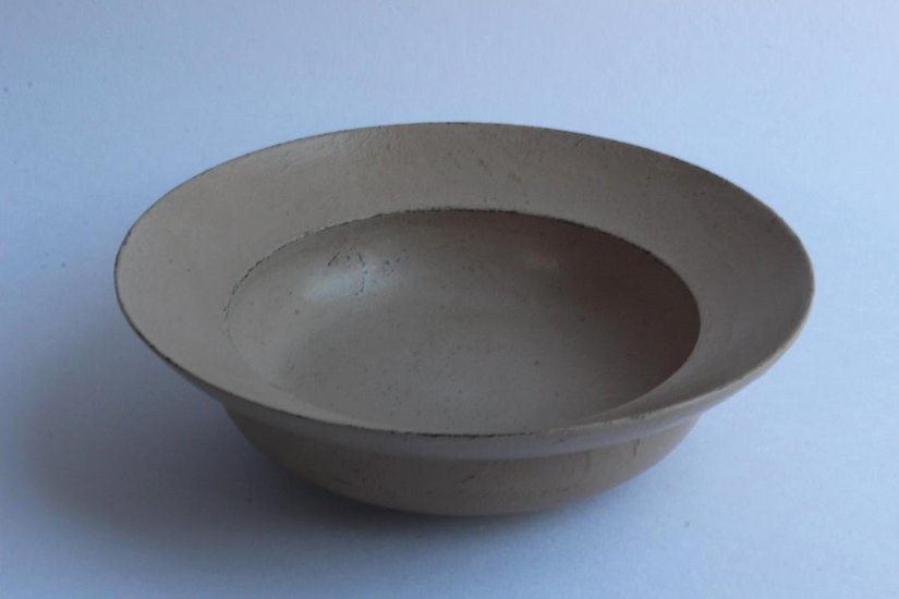 向こう山、わたしたちの影の粒々。　漆のリム皿画像