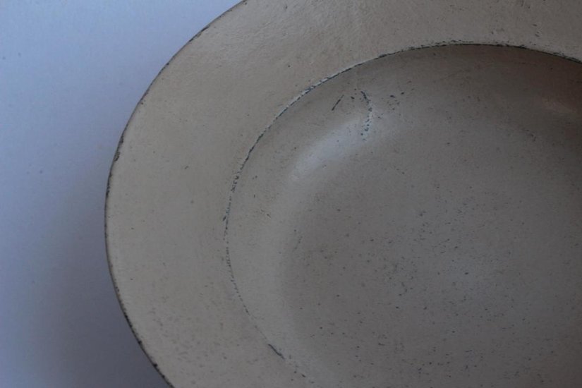 向こう山、わたしたちの影の粒々。　漆のリム皿画像