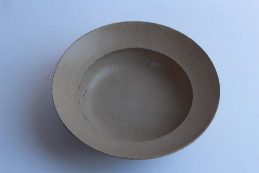 向こう山、わたしたちの影の粒々。　漆のリム皿画像