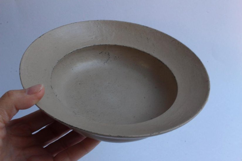 向こう山、わたしたちの影の粒々。　漆のリム皿画像