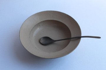 向こう山、わたしたちの影の粒々。　漆のリム皿画像