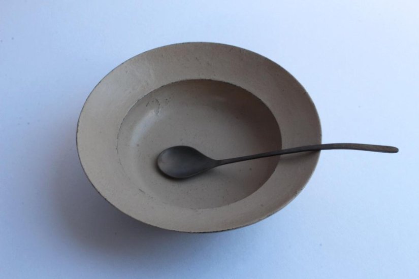 向こう山、わたしたちの影の粒々。　漆のリム皿画像