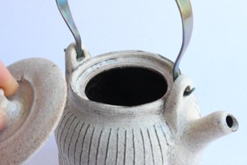 鈴木　進　粉引線紋急須（金具取手）画像