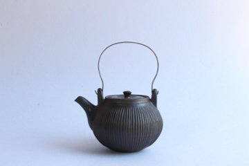 鈴木　進　金彩釉しのぎ急須（金具取手）の画像