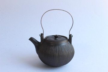 鈴木　進　金彩釉しのぎ急須（金具取手）画像