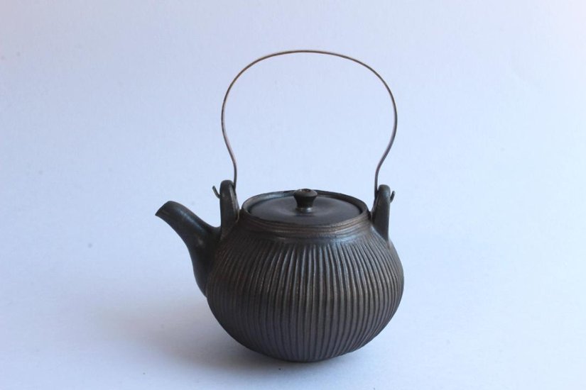 鈴木　進　金彩釉しのぎ急須（金具取手）画像