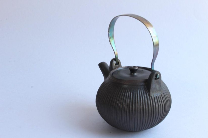 鈴木　進　金彩釉しのぎ急須（金具取手）画像