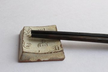 鈴木　進　粉引箸置き　左馬画像