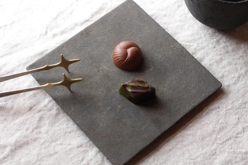 高田かえ　黒錆角皿画像