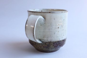坪井俊憲　粉引手付きカップ画像