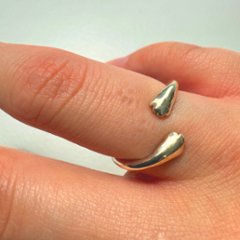 指を抱きしめる猫の手リング｜猫好きのためのアクセサリー（フリーサイズ）の画像