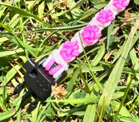 【肉球の防災ブレスレット】①白×ピンクの肉球画像