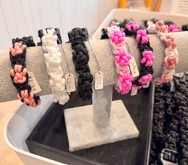 【肉球の防災ブレスレット】②黒×ピンクの肉球画像