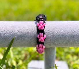 【肉球の防災ブレスレット】②黒×ピンクの肉球画像
