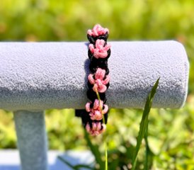 【肉球の防災ブレスレット】⑦黒×ペールピンクの肉球画像