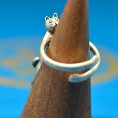 見上げる猫リング｜向きで表情が変わるフリーサイズリング（肉球デザイン・シルバー925）画像