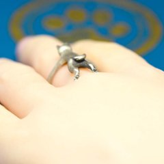 見上げる猫リング｜向きで表情が変わるフリーサイズリング（肉球デザイン・シルバー925）画像