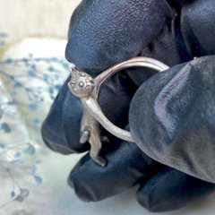 見上げる猫リング｜向きで表情が変わるフリーサイズリング（肉球デザイン・シルバー925）画像