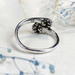 前足で抱きしめる猫の手リング｜指に寄り添うシルバーアクセサリー（silver925）の画像