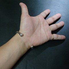 ウデを抱きしめる猫の手バングル｜内側に潜む肉球デザイン｜シルバー925｜大小2サイズ画像