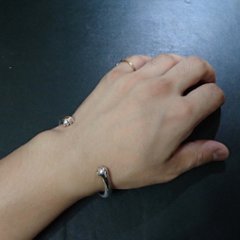 ウデを抱きしめる猫の手バングル｜内側に潜む肉球デザイン｜シルバー925｜大小2サイズ画像
