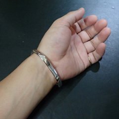 ウデを抱きしめる猫の手バングル｜内側に潜む肉球デザイン｜シルバー925｜大小2サイズ画像