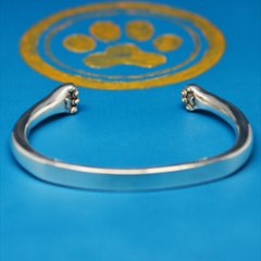 ウデを抱きしめる猫の手バングル｜内側に潜む肉球デザイン｜シルバー925｜大小2サイズ画像