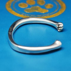 ウデを抱きしめる猫の手バングル｜内側に潜む肉球デザイン｜シルバー925｜大小2サイズ画像